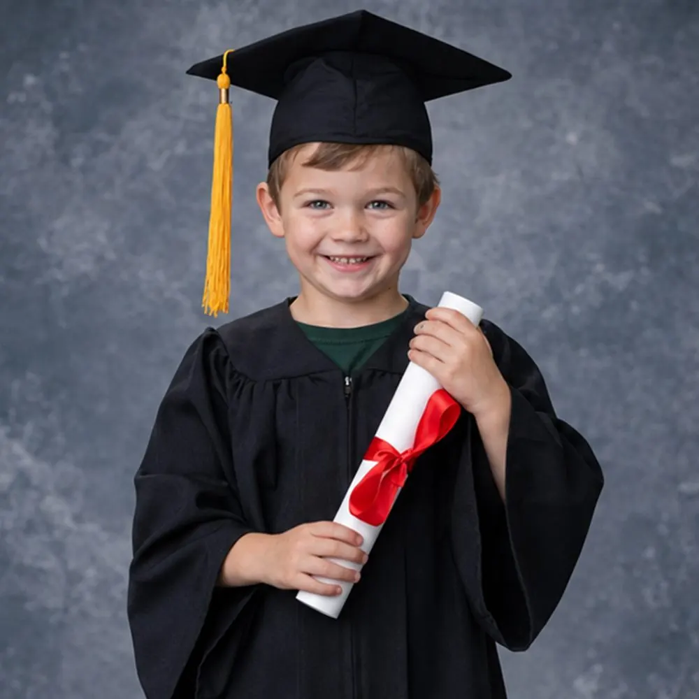 Niño con toga y birrete en su graduación de kínder